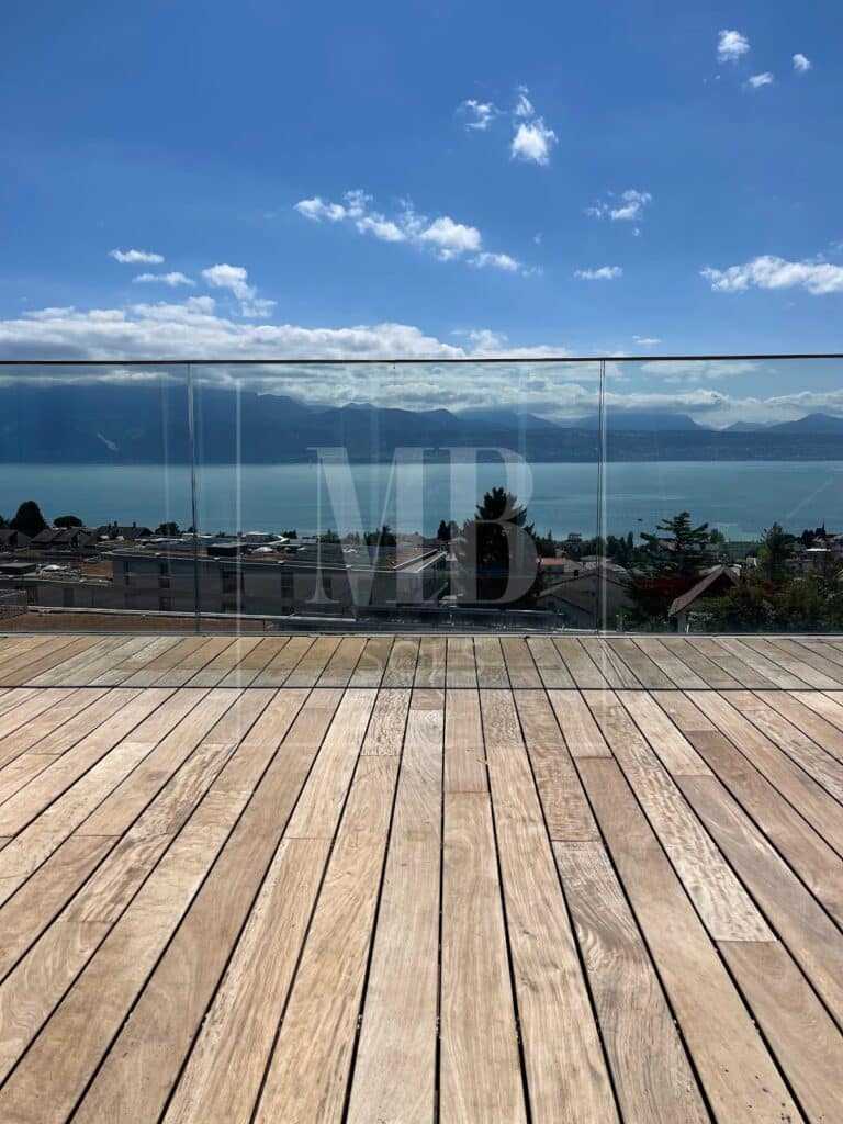 Terrasse en bois avec vue sur le lac Léman